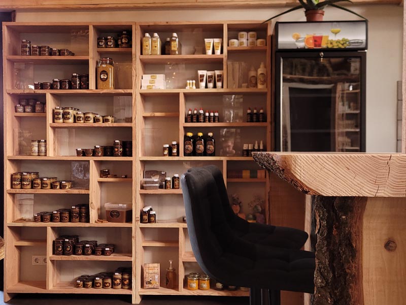 Gezonde bijenproducten zoals propolis, Royal Jelly, bijenpollen en bijengif zie je op deze foto in onze winkel.