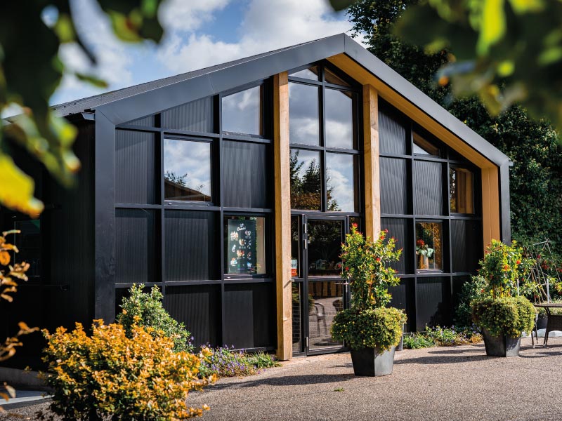 De honingwinkel van imkerij de Valksche bijenhof buitenaanzicht. Honingonline.nl specialisten bijenproducten.