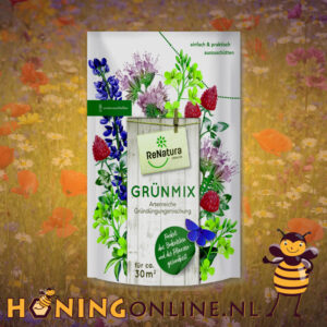 "Afbeelding van een zak ReNatura® Grünmix, een diverse groenbemestermix. De verpakking toont verschillende planten zoals klaver, phacelia en lupine, met een houten bord waarop de productnaam en eigenschappen staan vermeld. Geschikt voor ongeveer 30 m², met de voordelen ‘Perfect voor de bodem en plantgezondheid’. Een blauwe vlinder en groene grafische elementen benadrukken de natuurlijke en ecologische voordelen."